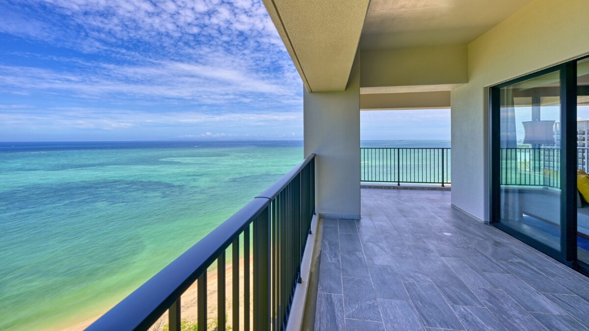 琉球ホテル＆リゾート 名城ビーチの客室バルコニーの様子